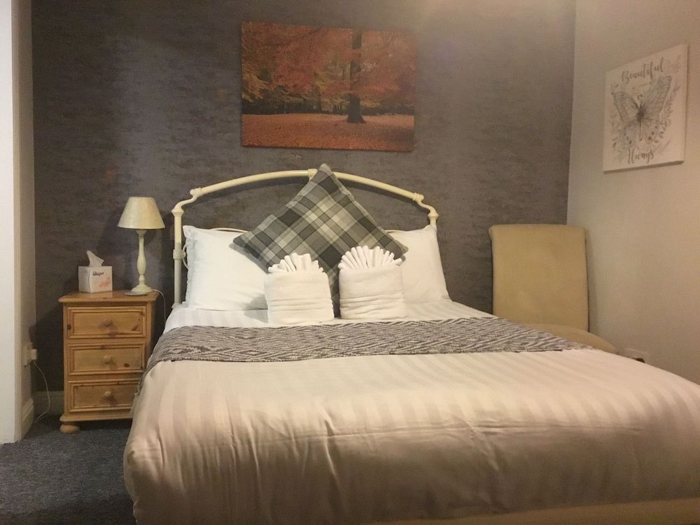 Room 10 (Large Double) (Bath) (Rear Facing) (Not Dog Friendly)