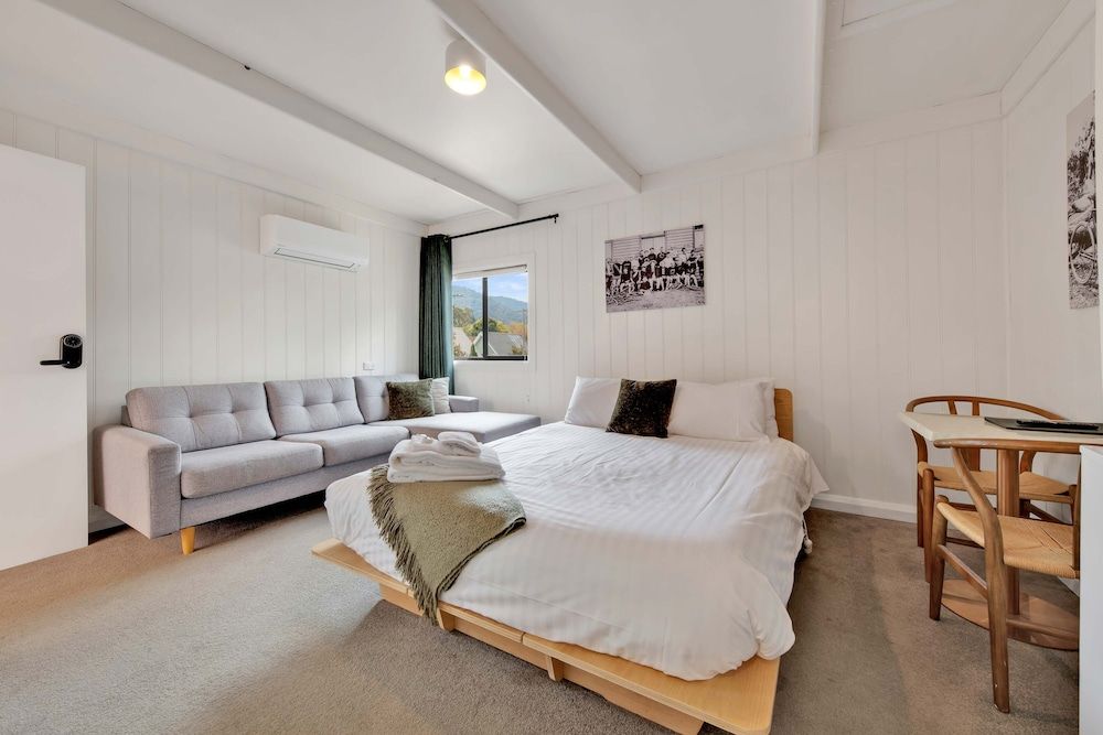 Bright Velo Economy Room 2