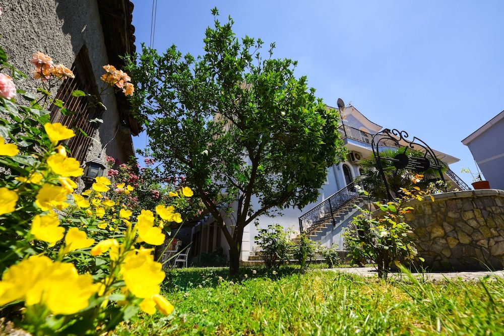 undefined Rose Garden Hotel 8