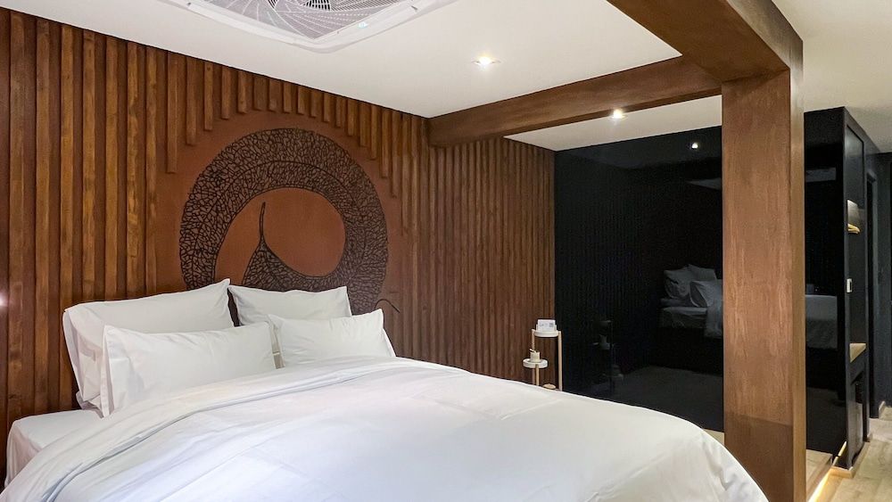 The Nhorm Hotel Ratchada Deluxe Double Room 4