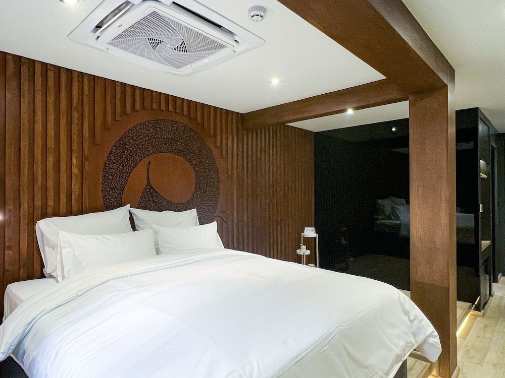 The Nhorm Hotel Ratchada Deluxe Double Room 8