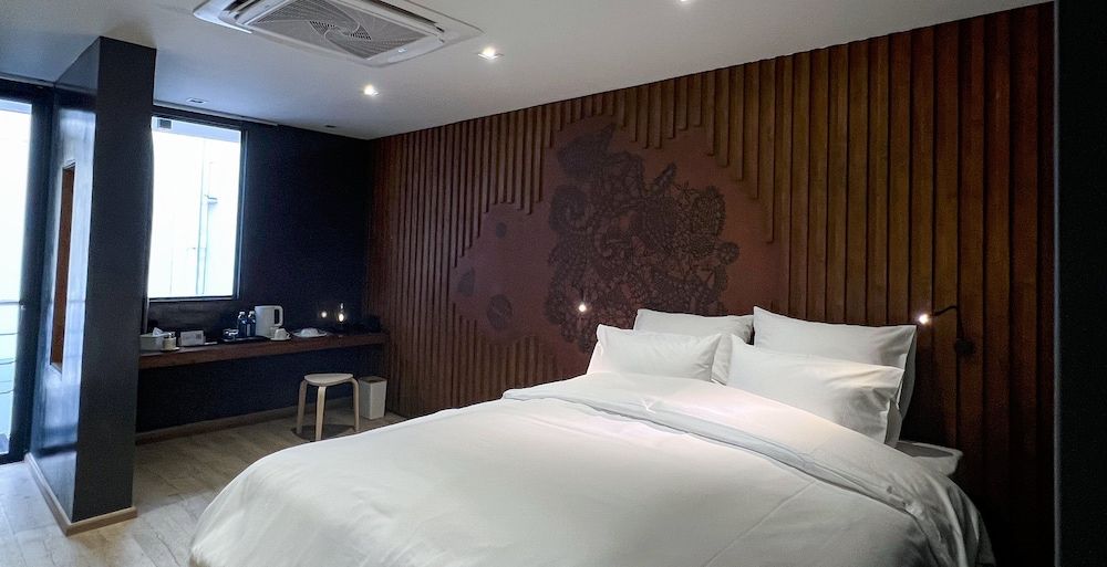 The Nhorm Hotel Ratchada Deluxe Double Room 9