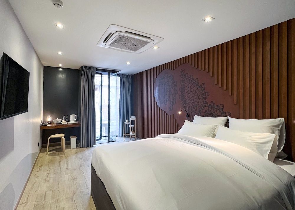 The Nhorm Hotel Ratchada Deluxe Double Room 3