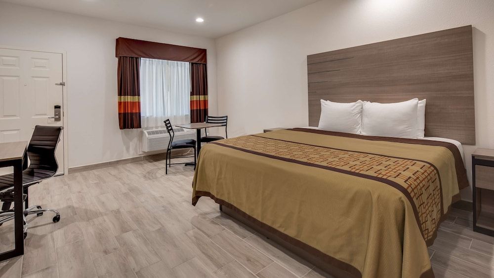 Suite, 1 King Bed, Accessible, Kitchenette