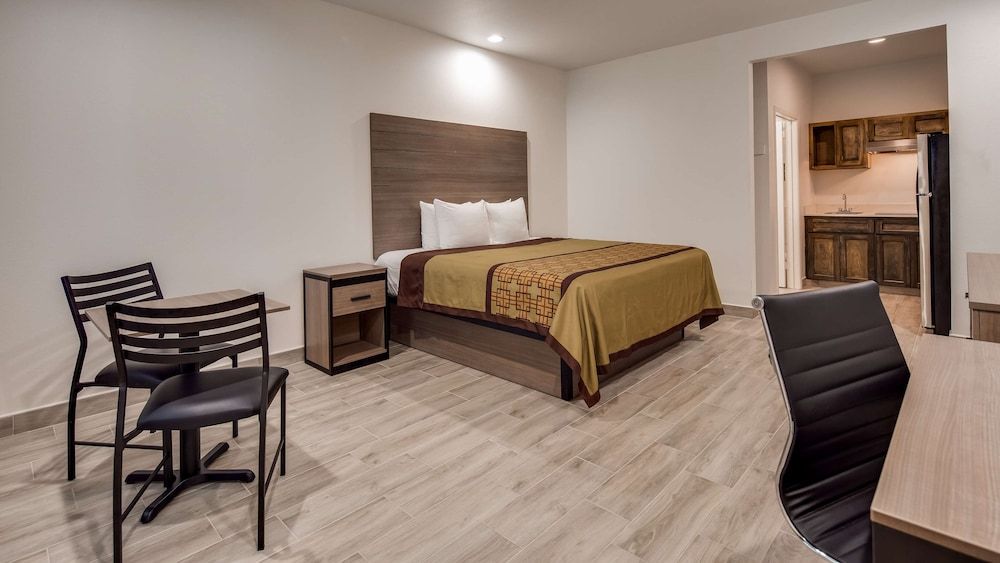Suite, 1 King Bed, Non Smoking, Kitchenette