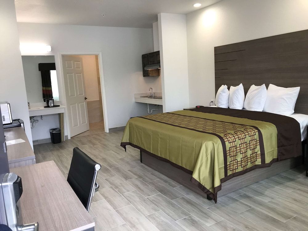 Suite, 1 King Bed, Non Smoking, Kitchenette