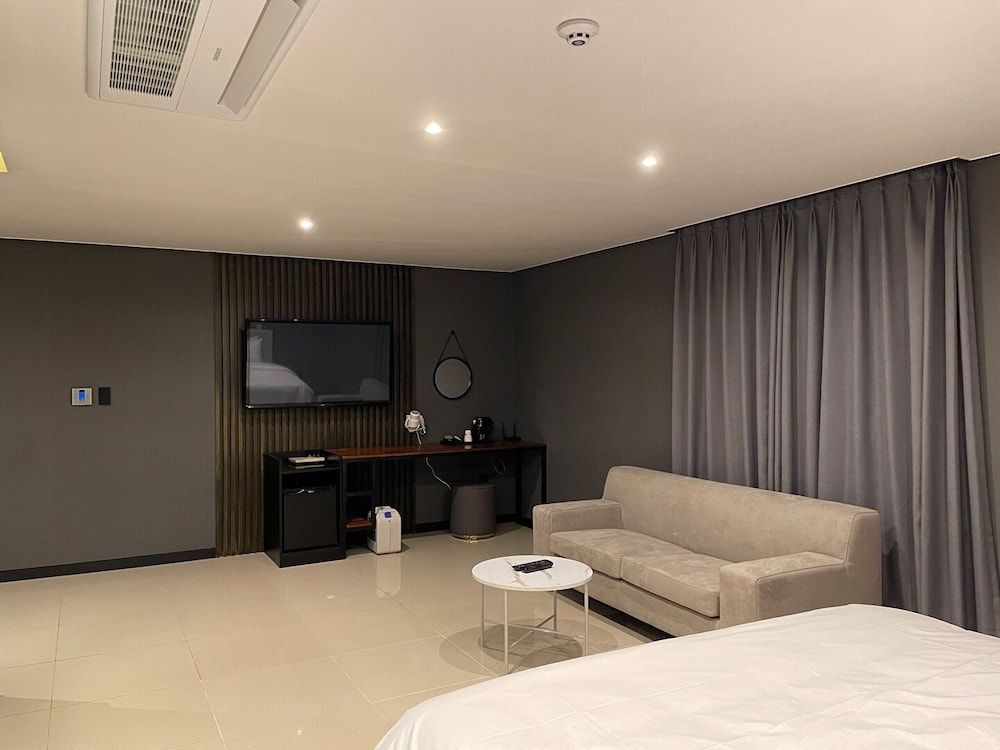 undefined Hotel Quartz 3