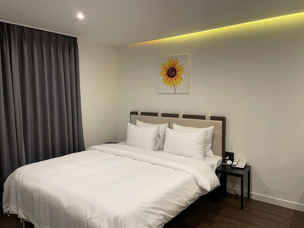 undefined Hotel Quartz 8