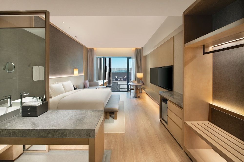 1 King Bed Standard Hotspring Yard