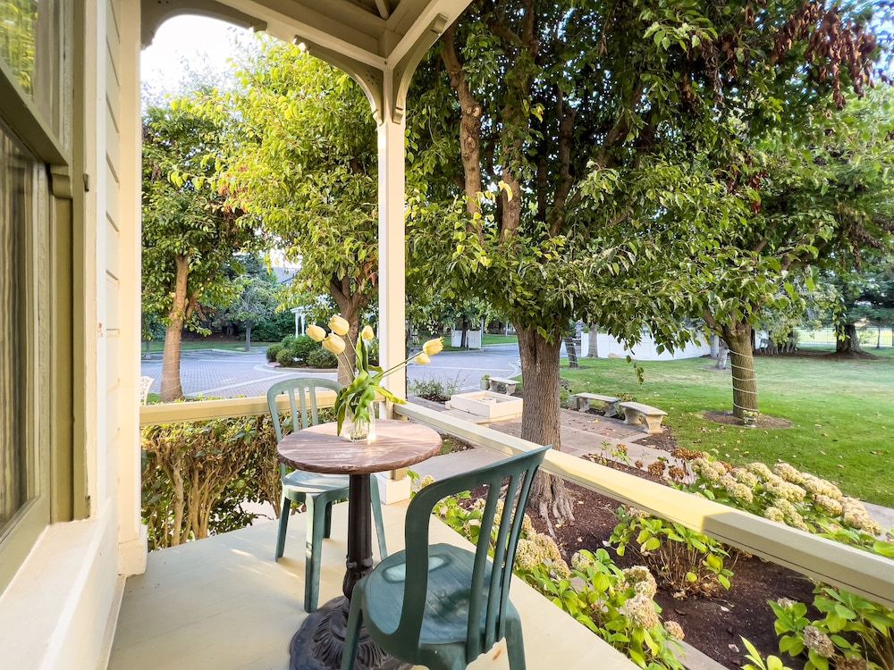 Chateau Coralini Premium Room, 2 Bedrooms, Roll-in Shower, Courtyard View 5