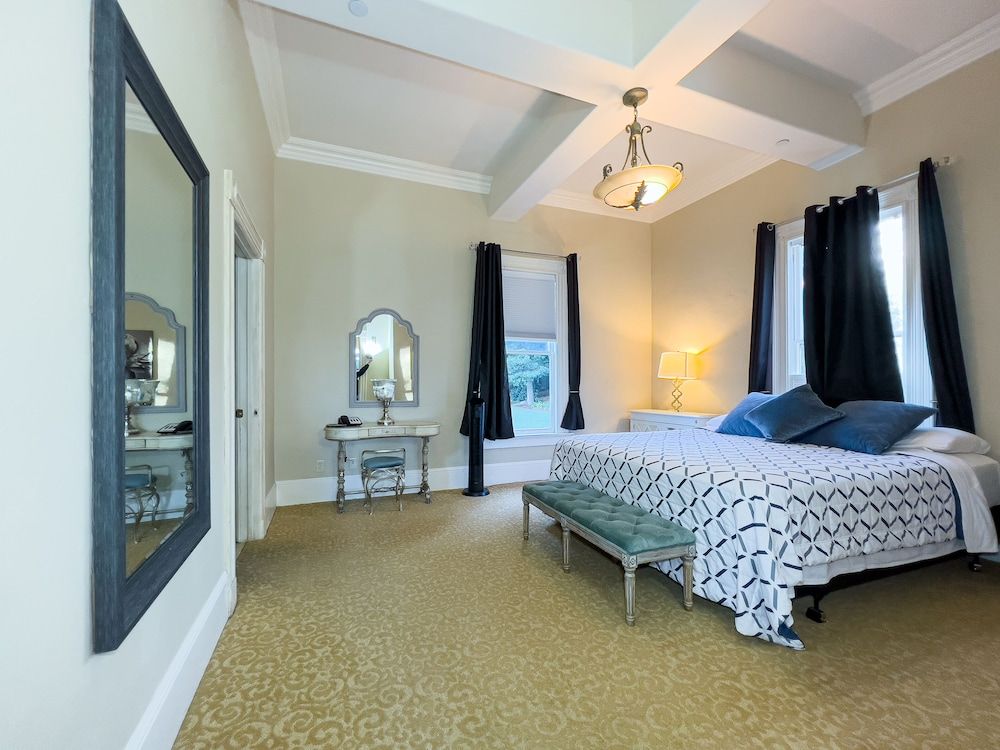 Chateau Coralini Premium Room, 2 Bedrooms, Roll-in Shower, Courtyard View 2