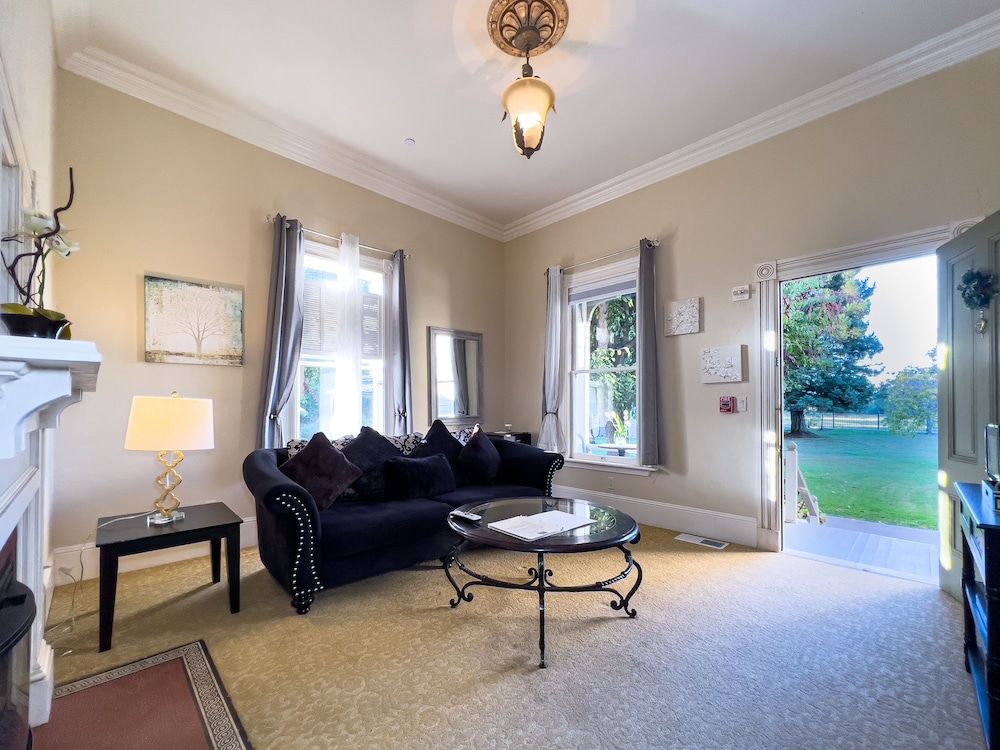 Chateau Coralini Premium Room, 2 Bedrooms, Roll-in Shower, Courtyard View 3