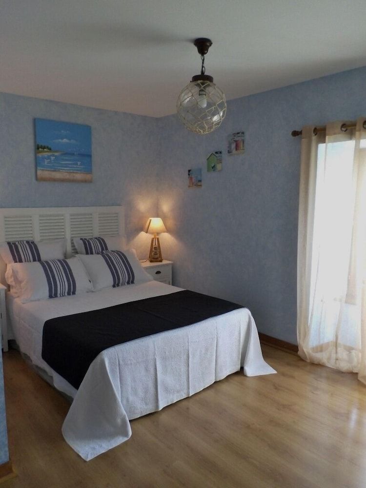Standard Double Room, Non Smoking, Private Bathroom (Bord de l'Eau)