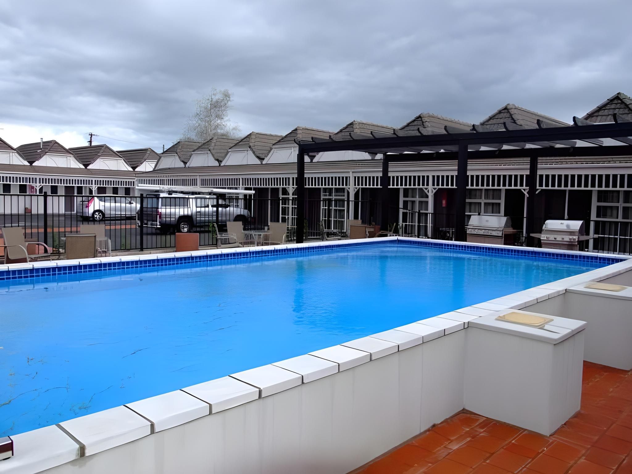 Swimming pool [outdoor]