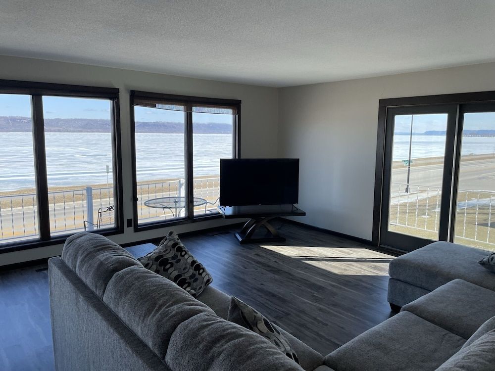 Sunset Motel Condo, 3 Bedrooms, Pool Access, Lake View