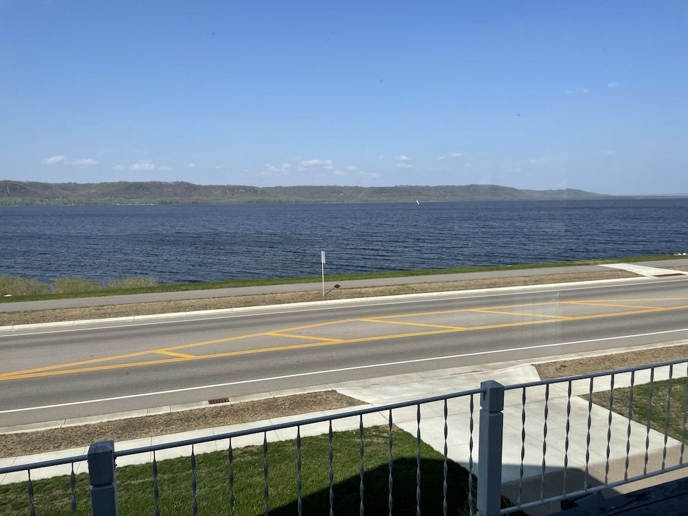 Sunset Motel Condo, 3 Bedrooms, Pool Access, Lake View 2