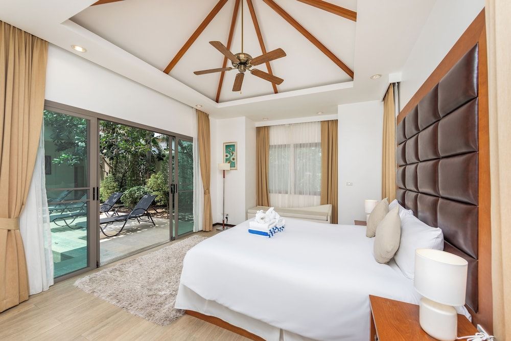 undefined Villa Bond 7