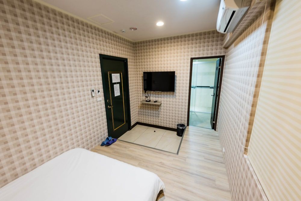 undefined ManMan House 9