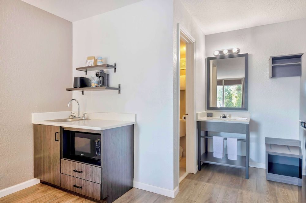 Studio 6 Effingham, Il Standard Room, Multiple Beds, Non Smoking, Kitchenette 5