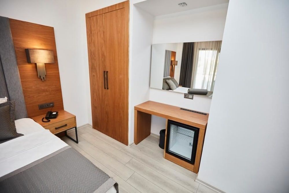 Ruwais Hotel Deluxe Double Room Single Use, 1 King Bed 5