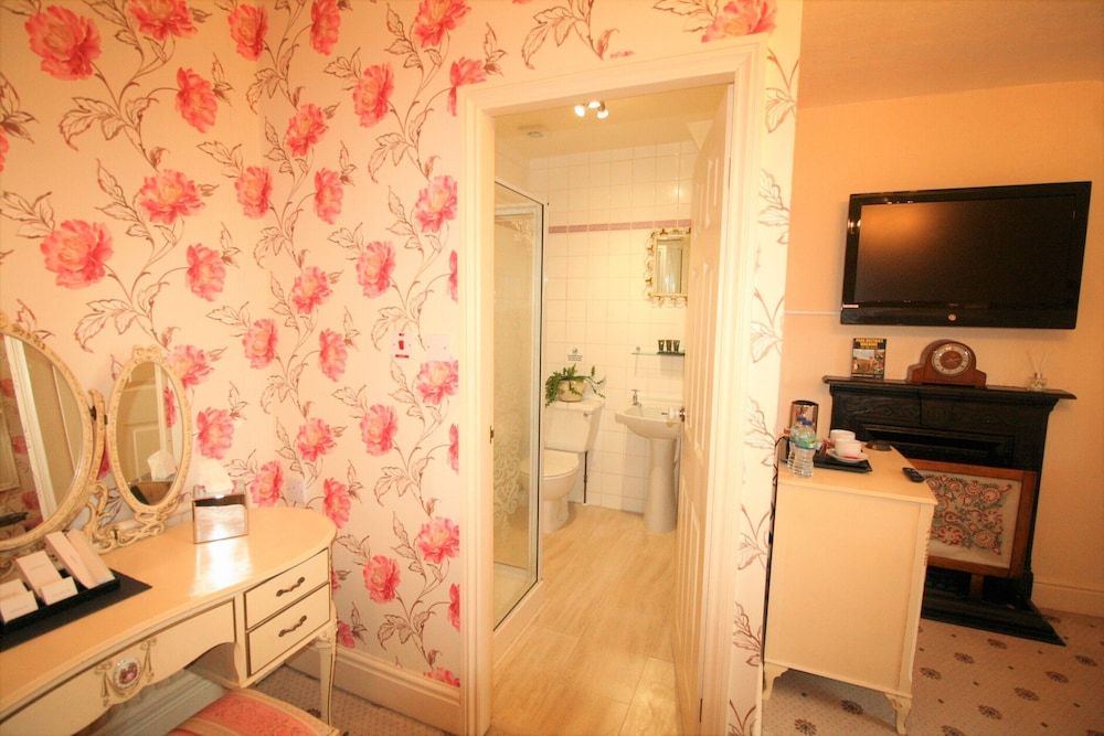 Kingscroft Comfort Triple Room, Ensuite (King Size + Single) 4