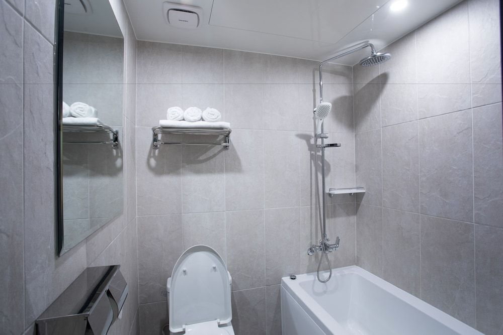 Hotel Millhaus Shinchon Deluxe Twin Room, Single sized and Double sized bed 5