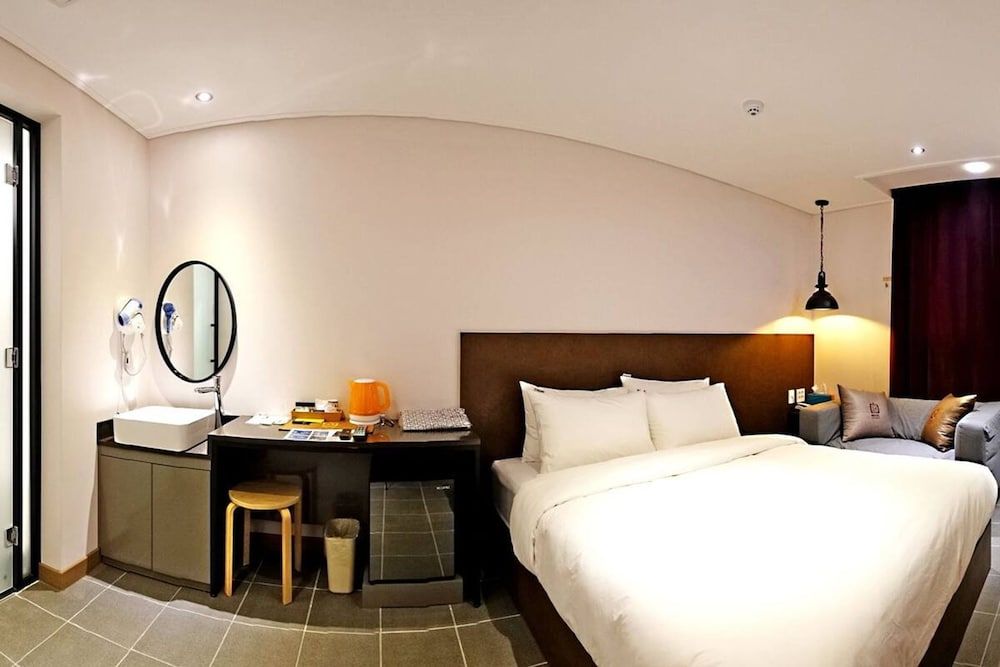 Hotel Millhaus Shinchon Deluxe Twin Room, Single sized and Double sized bed 4