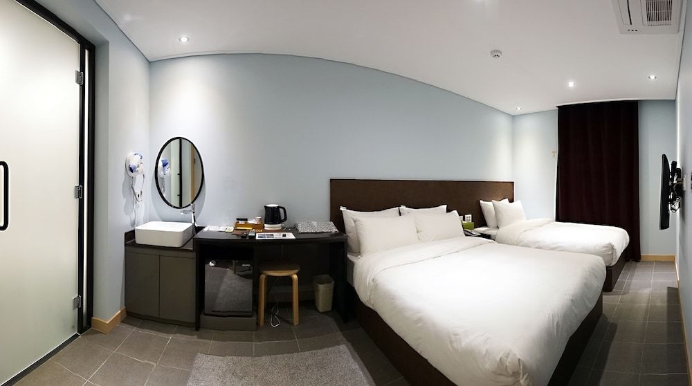Hotel Millhaus Shinchon Deluxe Twin Room, Single sized and Double sized bed 2