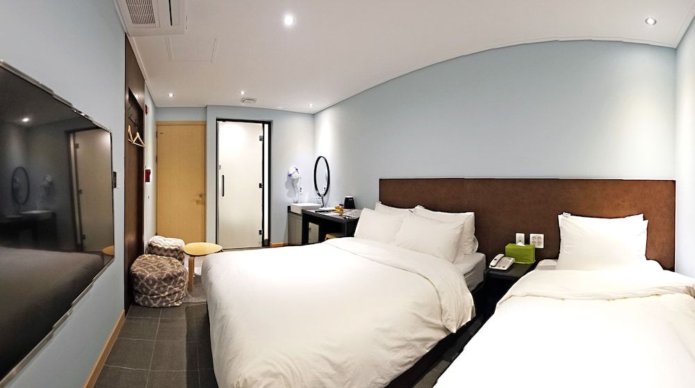 Hotel Millhaus Shinchon Deluxe Twin Room, Single sized and Double sized bed 3