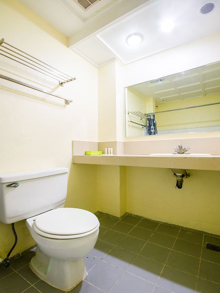 undefined Vaccinated Staff - Capital O 465 Ford's Inn 7