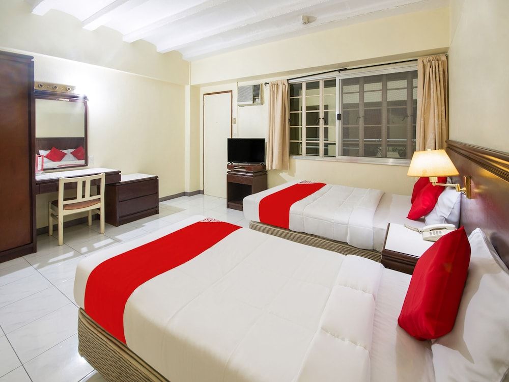 undefined Vaccinated Staff - Capital O 465 Ford's Inn 4