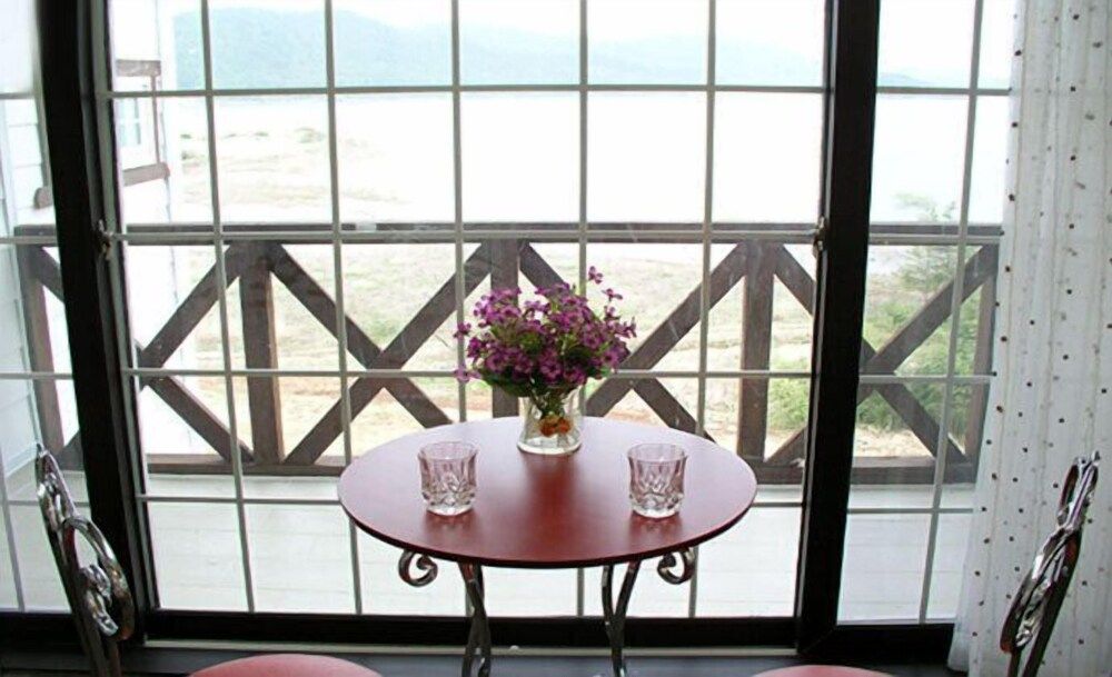 White House on the Hill HayanZip Double Room (Baramsori) 2