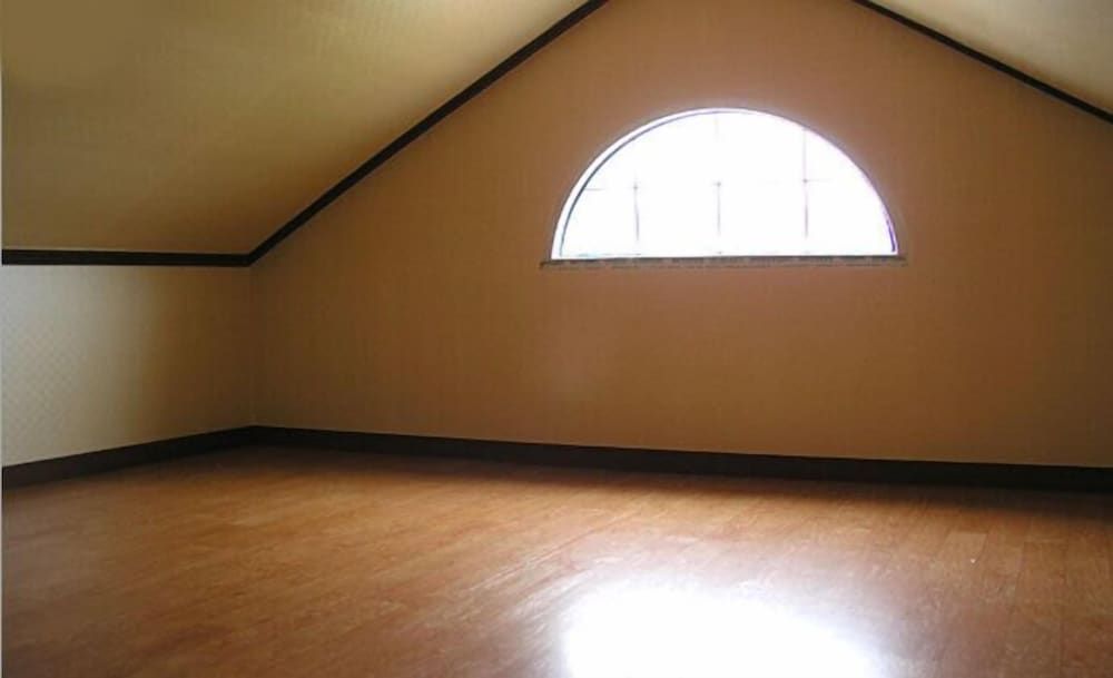 White House on the Hill HayanZip Double Room (Pulbeolraesori) 2