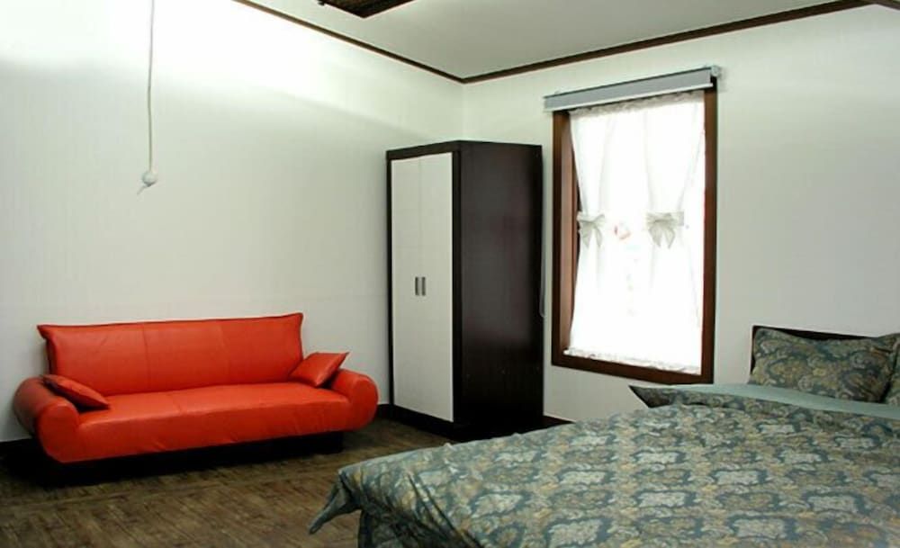 White House on the Hill HayanZip Double Room (Pulbeolraesori) 3