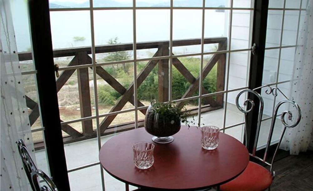 White House on the Hill HayanZip Double Room (Pulbeolraesori) 4