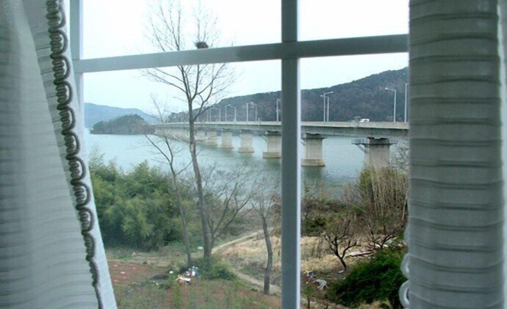 White House on the Hill HayanZip Double Room (Baramsori) 8