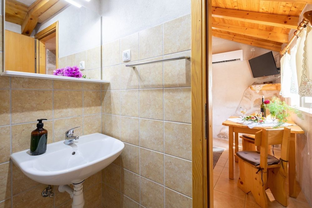 Stone House Harmony Studio (Studio Apartment with Patio and Garde) 9