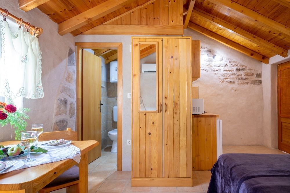 Stone House Harmony Studio (Studio Apartment with Patio and Garde) 11