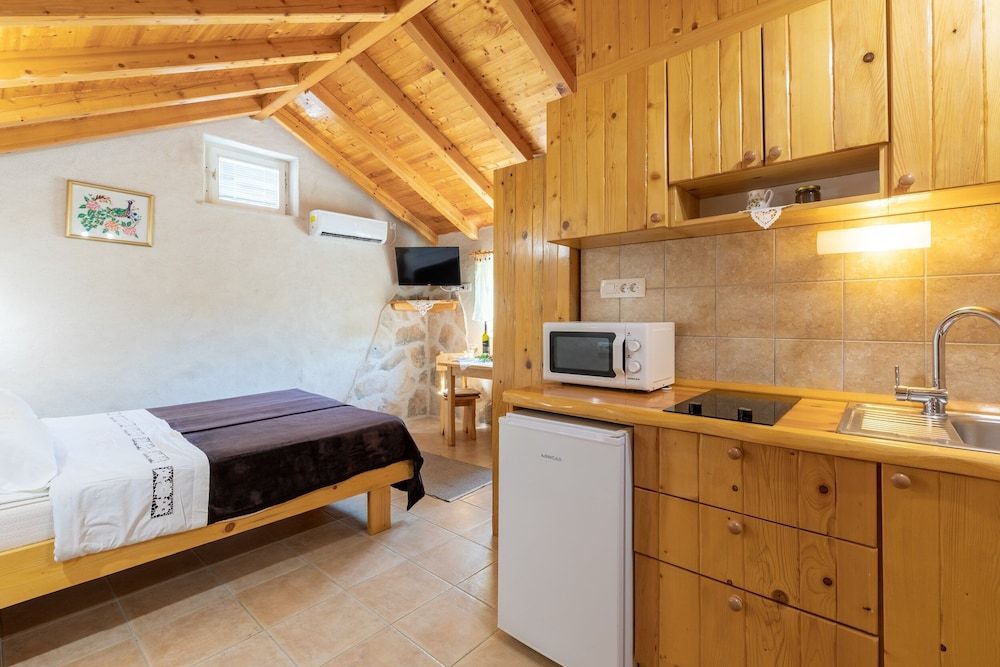 Stone House Harmony Studio (Studio Apartment with Patio and Garde) 4