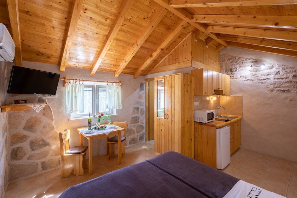 Stone House Harmony Studio (Studio Apartment with Patio and Garde) 10