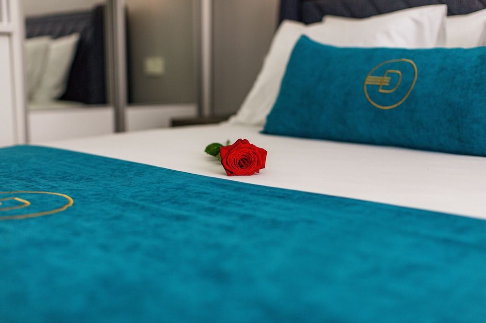 Deluxe, Queen, Partial Sea View