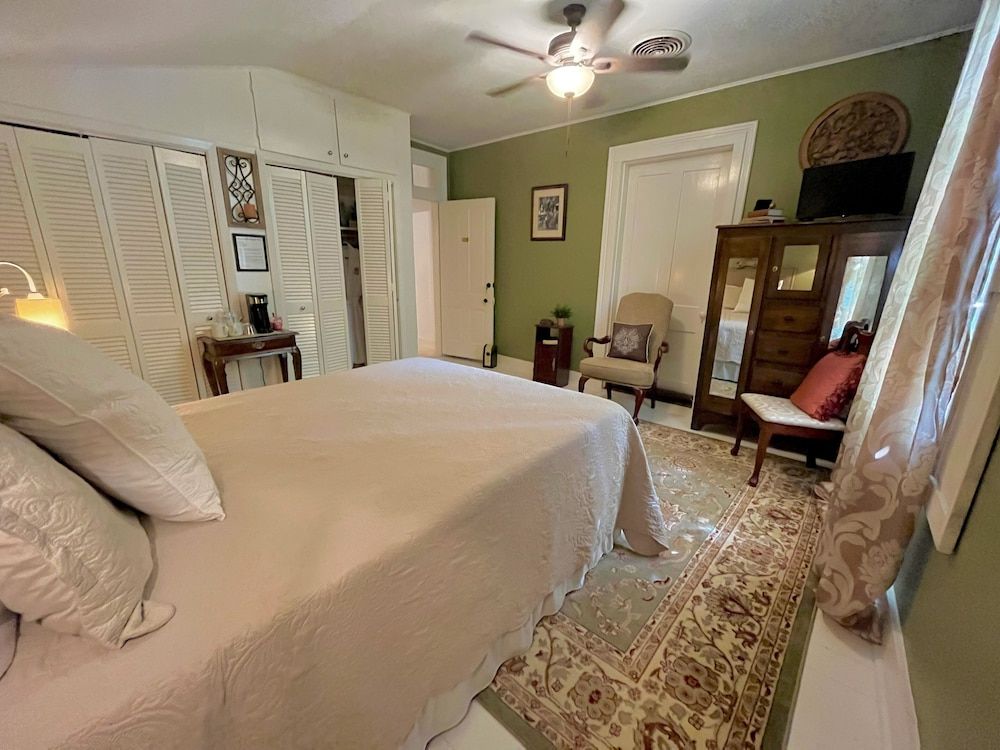 The Beaumont House Hemingway Room 3