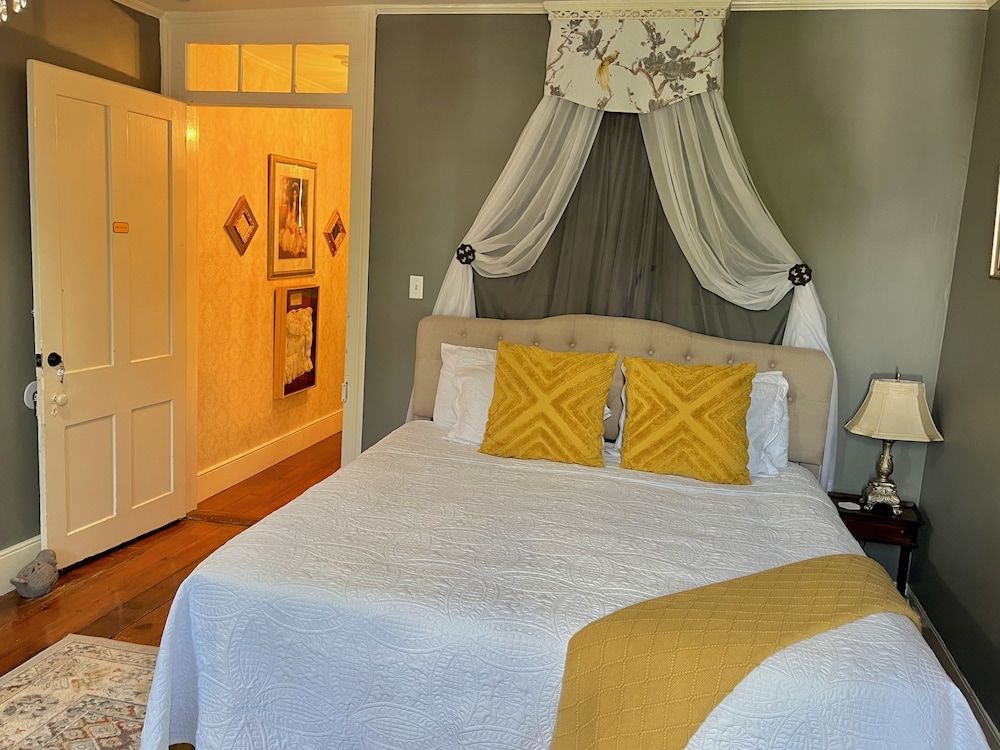 The Beaumont House Emily Suite 4