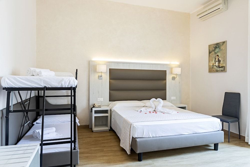 Hotel Biagi Quadruple Room 6