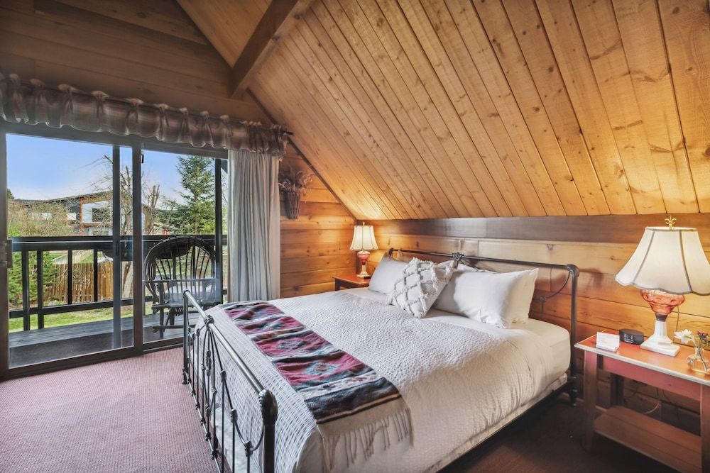Premium Suite, 1 King Bed (Huckleberry)