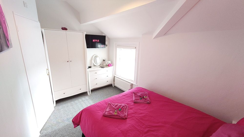 The Castleton Double Room, 1 Double Bed (1 Adult and 1 Child) 8