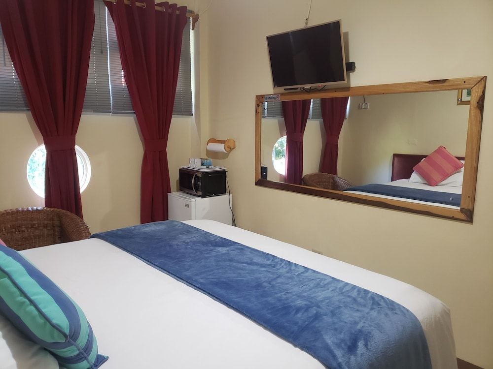 Sea Shell Palms King Two Bedroom Suite (1 King + 2 Single Beds)