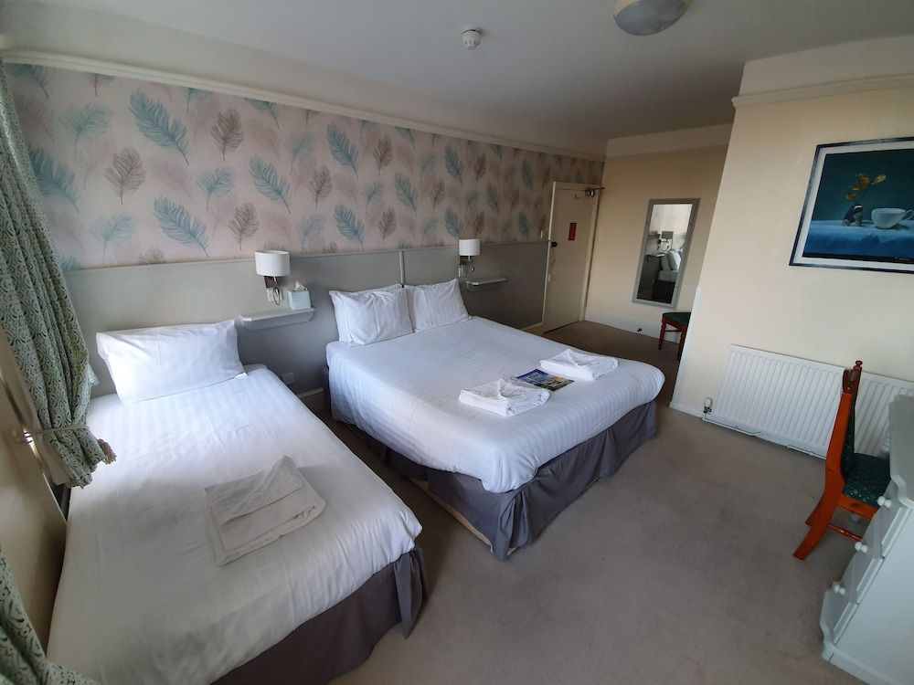 Alexandra Hotel Family Room, Beach View 3