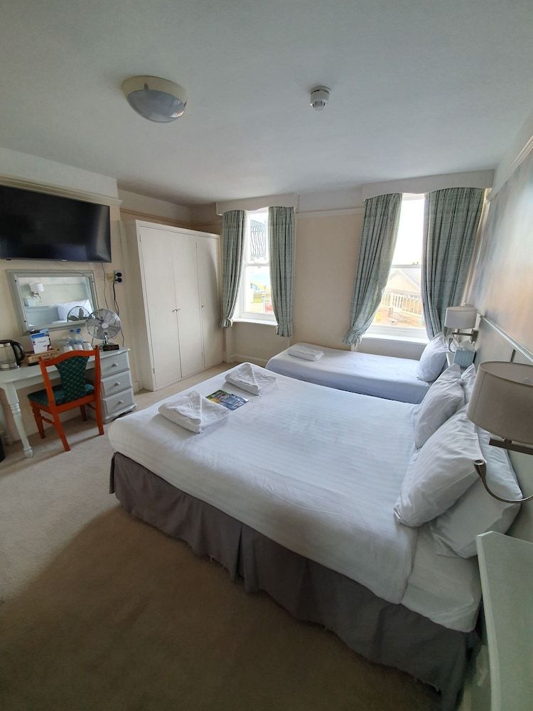 Alexandra Hotel Family Room, Beach View 4