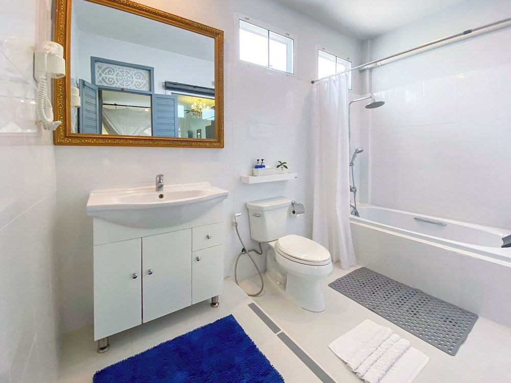 Villa Amphawa Deluxe Twin Room 5